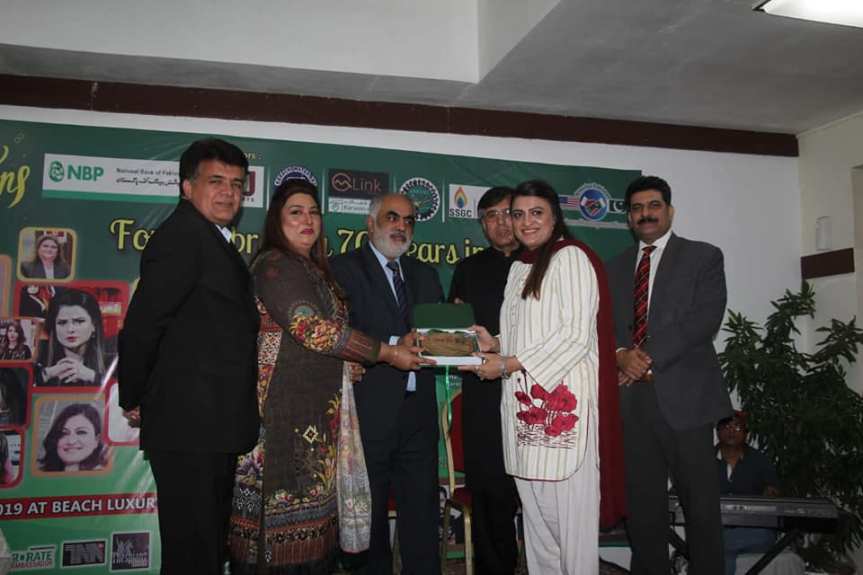 Quratul Ain receiving award