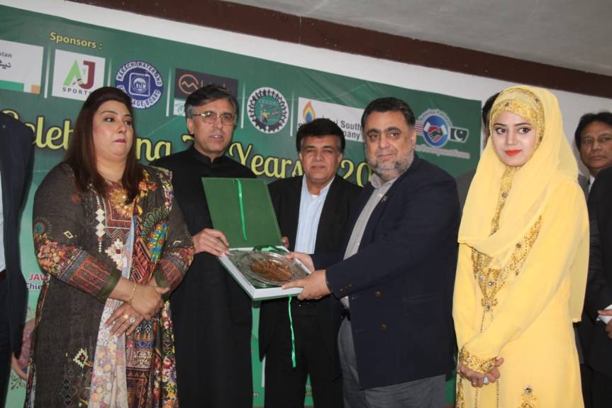 Salman Siddiqui receiving award